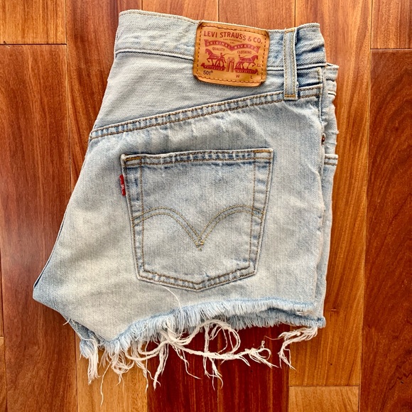 Levi’s 501 jean shorts in light wash - Picture 4 of 6